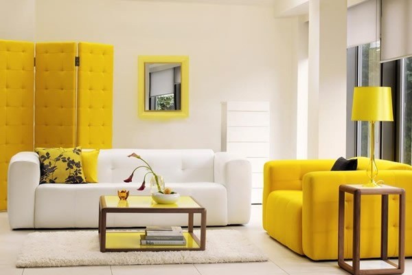 Nội thất màu vàng tươi nổi bật làm điểm nhấn cho cả ngôi nhà