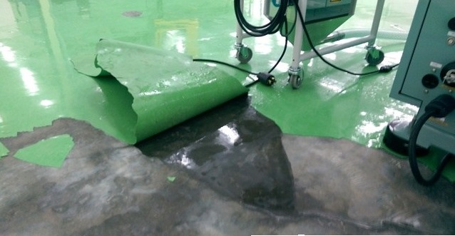 sơn epoxy bị bong tróc thành từng mảng lớn