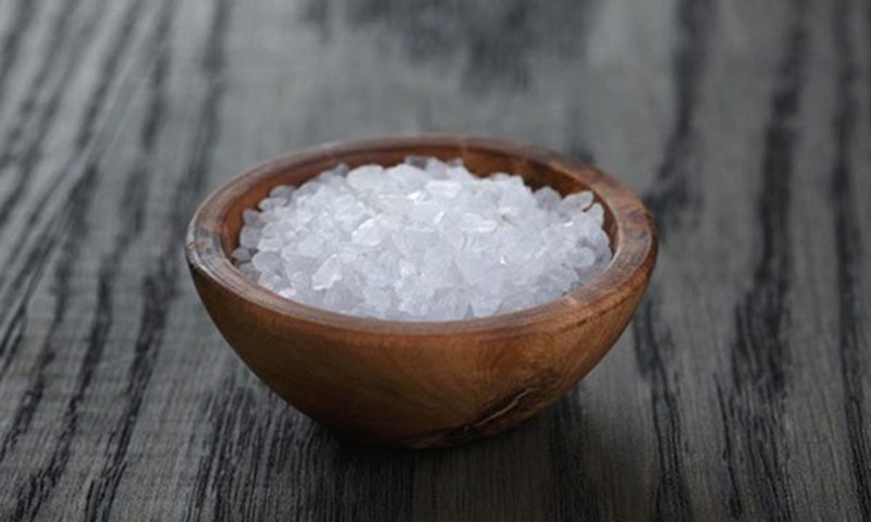 đặt bát muối tại góc nhà