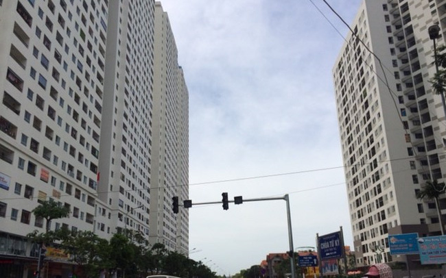 phòng khách có bàn ghế to