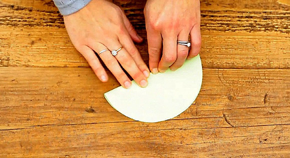 gấp đôi tờ giấy và miết