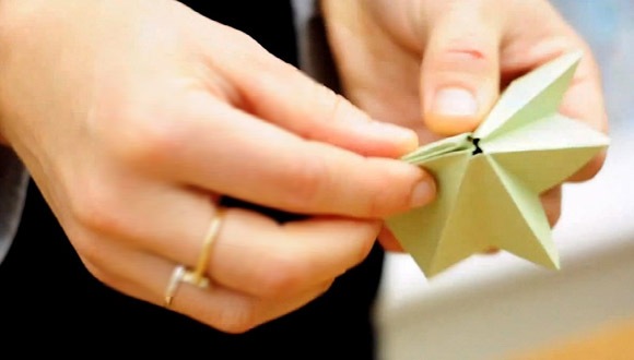 gấp các cạnh sẵn có lại với nhau