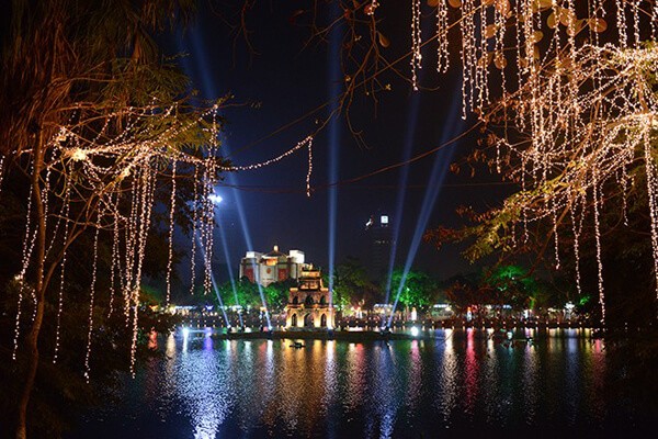 Địa điểm vui chơi Noel - phố đi bộ Hồ Gươm