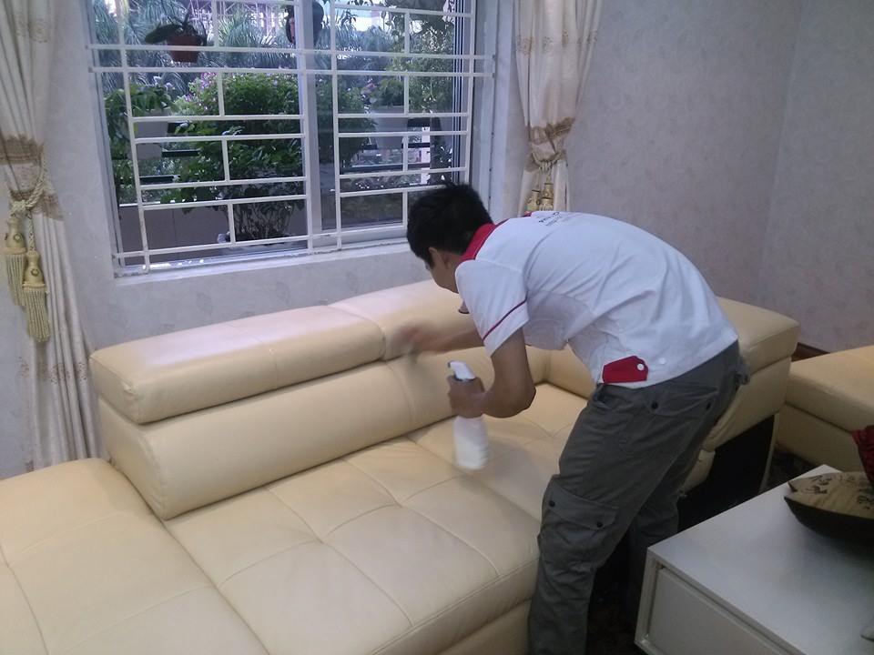 Làm sạch sofa bằng vải