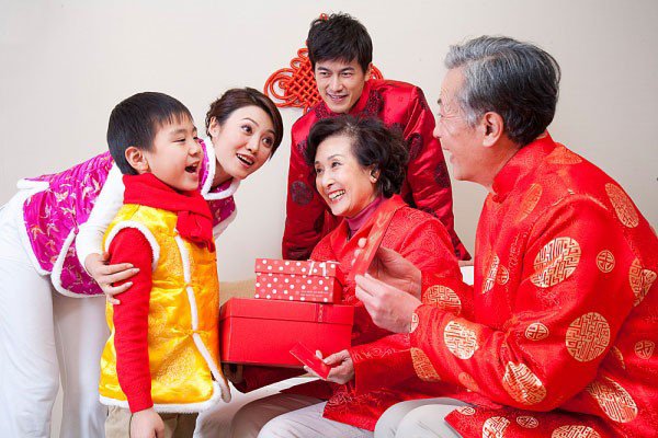 Nên mặc đồ màu đỏ