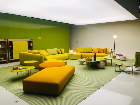 Phòng khách màu xanh lá cây kết hợp với màu vàng