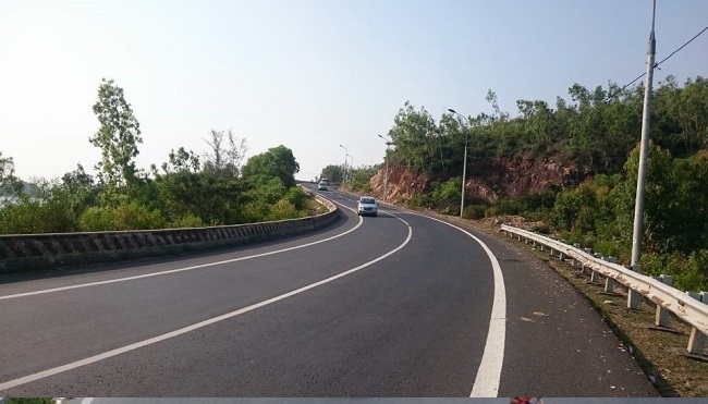 Sơn vạch kẻ đường màu trắng nét liền
