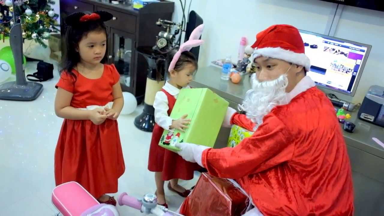 ông già noel tặng quà cho cháu nhỏ
