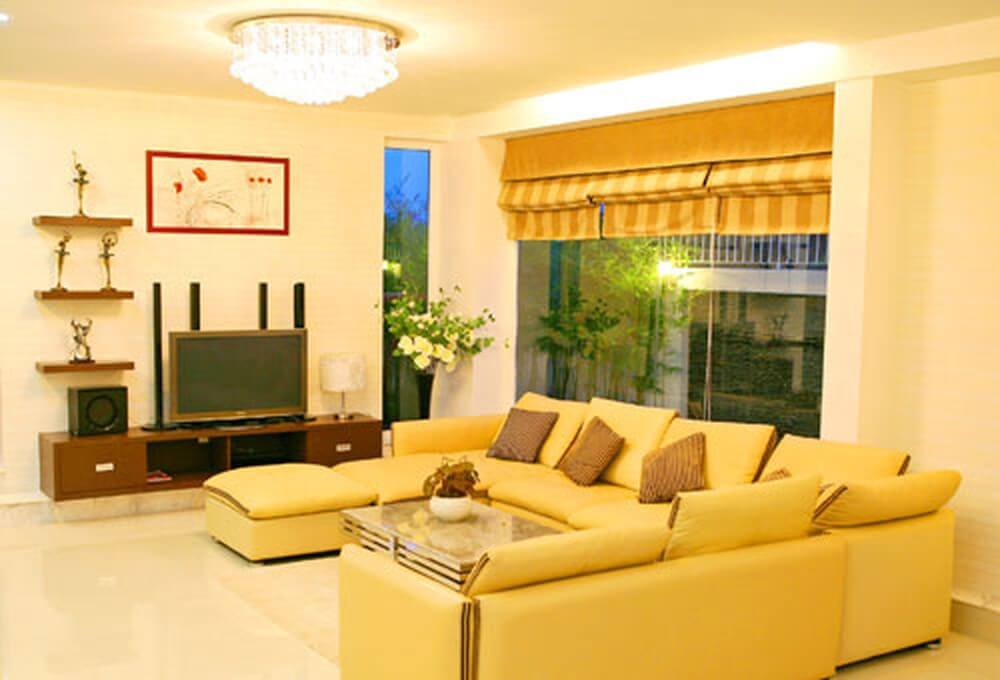 Sự đồng nhất về màu vàng kem giữa tường và sofa