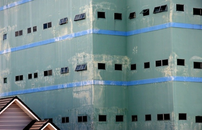màu sơn loang lổ do thi công gấp gáp