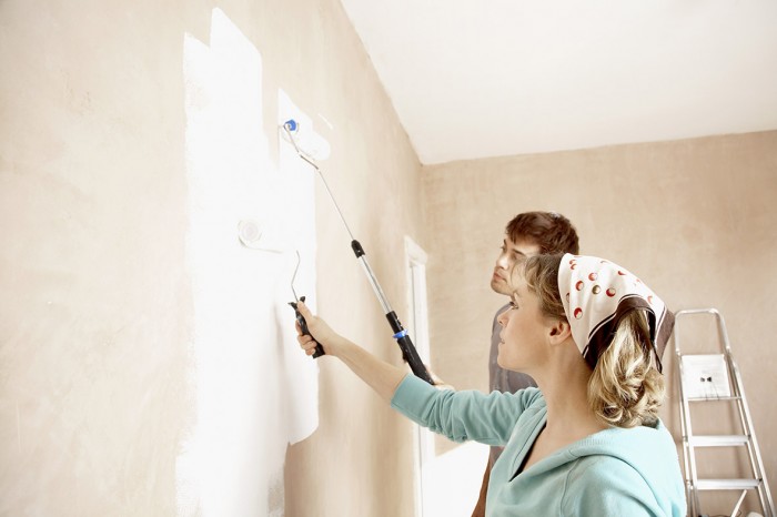 Thi công sơn lót cho những vị trí cần thiết khi sơn lại nhà