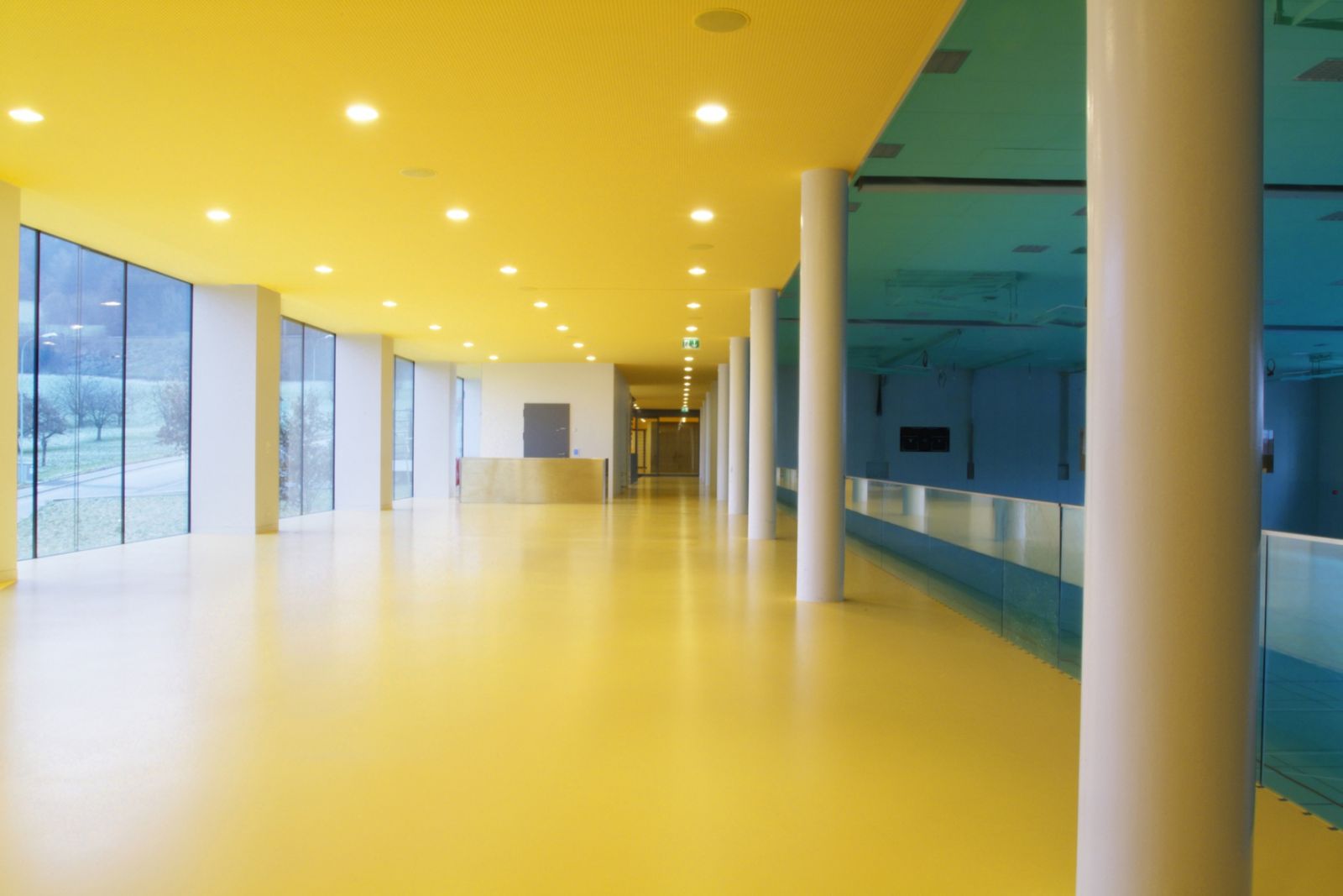 Sơn sàn epoxy màu vàng cũng là một trong những gam màu được lựa chọn nhiều cho sàn nhà xưởng