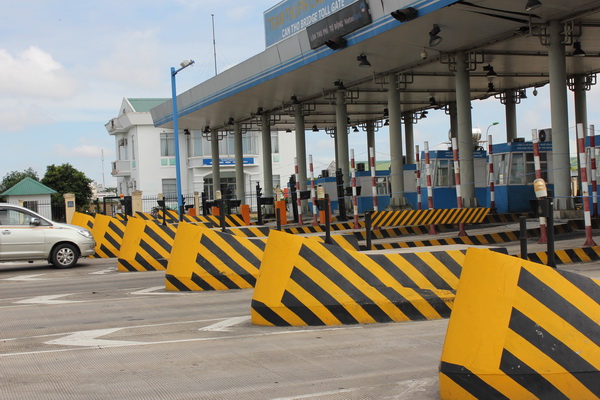 Vạch chỉ dẫn ở trạm thu phí