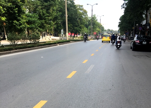 Vạch kẻ đường màu vàng nét đứt