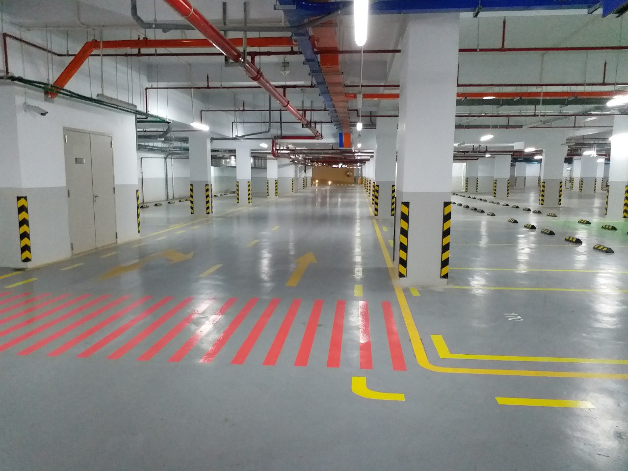 Vạc kẻ đường trong hầm gửi xe