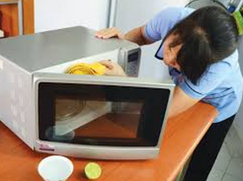 dùng baking soda làm sạch lò vi sóng