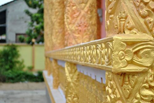 tường sơn nhũ vàng