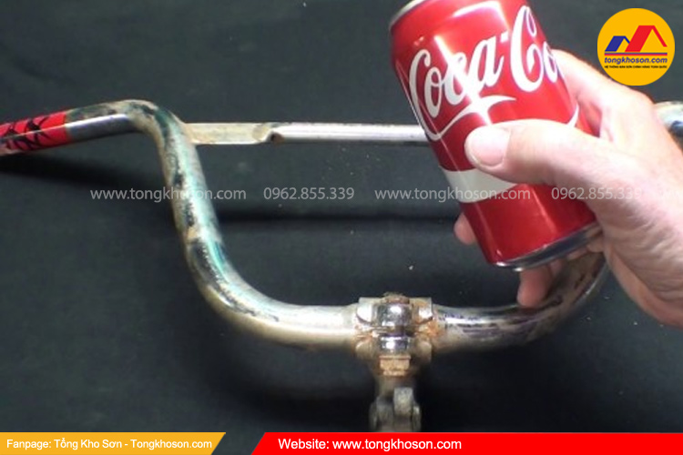 Dùng coca cola tẩy rỉ sét inox