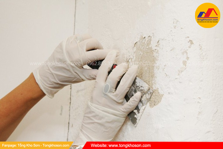 Cạo bỏ lớp sơn tường bị kiềm hóa