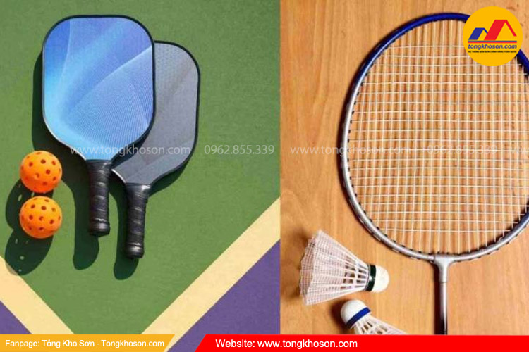 Dụng cụ dùng trong pickleball và cầu lông khác nhau như thế nào?