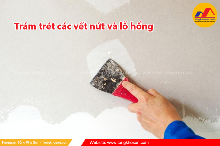 Trám trét các vết nứt và lỗ hổng trên bề mặt tường cũ